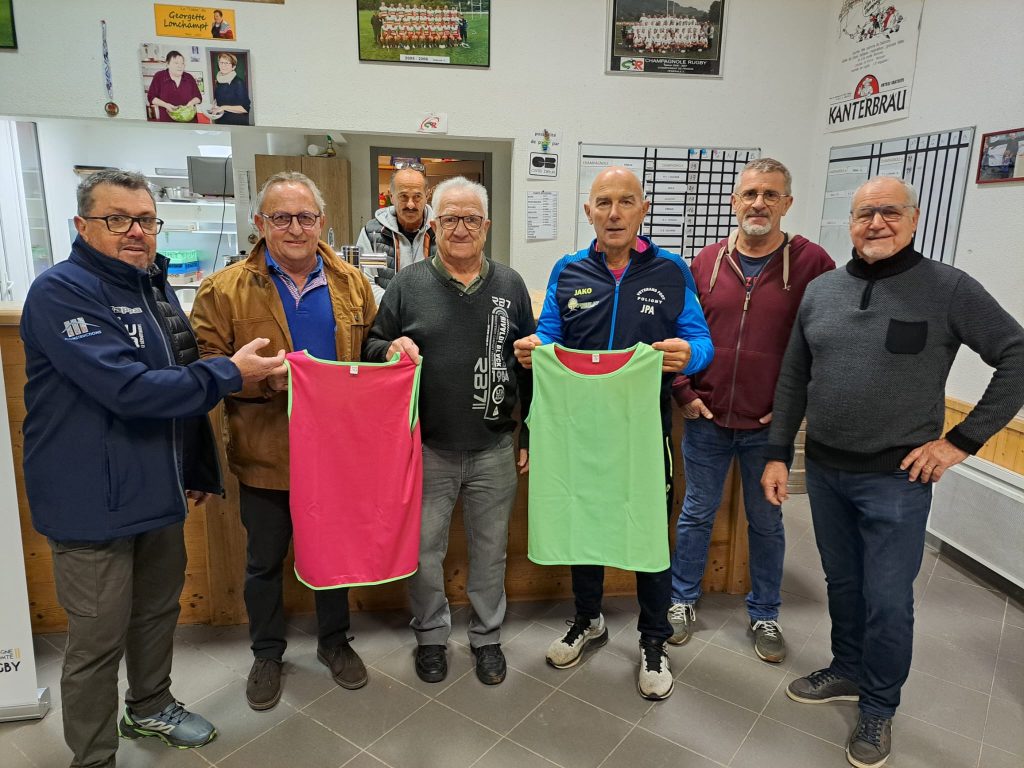 L'AOC offre 40 chasubles à l'école de rugby